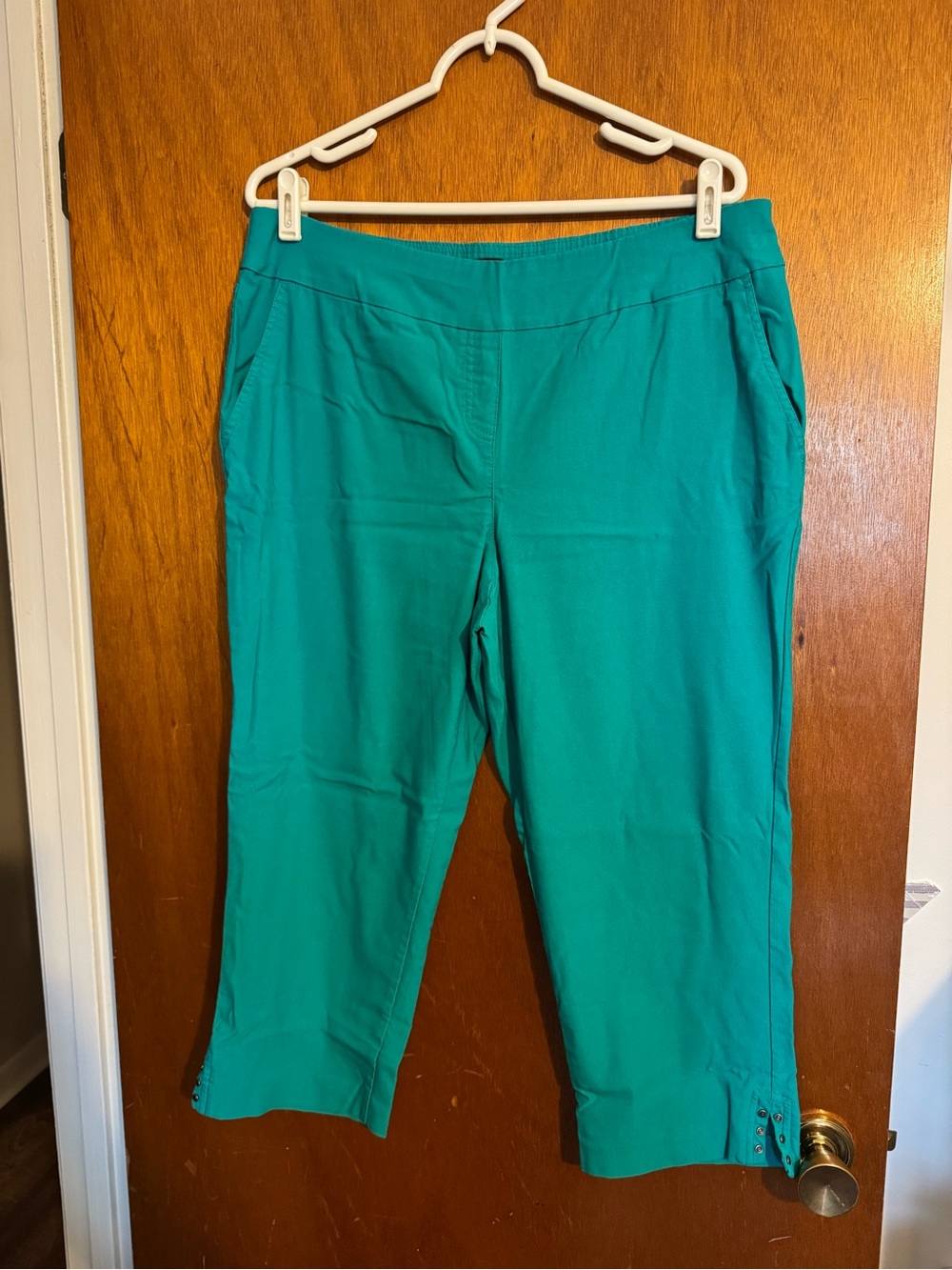 Cropped Teal Pull-On Capris with Button Hem